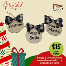 Cargar imagen en el visor de la galería, Set de 3 Ornamentos en Madera con Nombre y Lazo