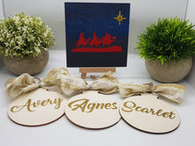 Cargar imagen en el visor de la galería, Set de 3 Ornamentos en Madera con Nombre y Lazo