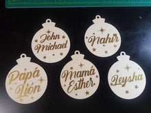 Cargar imagen en el visor de la galería, Set de 3 Ornamentos en Madera con Nombre y Lazo