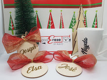 Cargar imagen en el visor de la galería, Set de 3 Ornamentos en Madera con Nombre y Lazo
