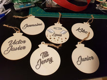 Cargar imagen en el visor de la galería, Set de 3 Ornamentos en Madera con Nombre y Lazo