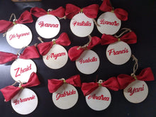 Cargar imagen en el visor de la galería, Set de 3 Ornamentos en Madera con Nombre y Lazo