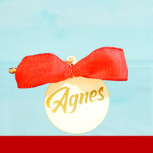 Cargar imagen en el visor de la galería, Set de 3 Ornamentos en Madera con Nombre y Lazo