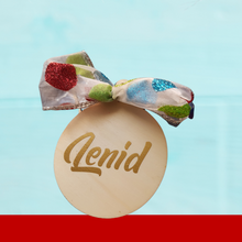Cargar imagen en el visor de la galería, Set de 3 Ornamentos en Madera con Nombre y Lazo