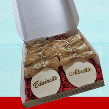 Cargar imagen en el visor de la galería, Set de 3 Ornamentos en Madera con Nombre y Lazo