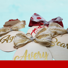 Cargar imagen en el visor de la galería, Set de 3 Ornamentos en Madera con Nombre y Lazo