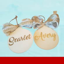 Cargar imagen en el visor de la galería, Set de 3 Ornamentos en Madera con Nombre y Lazo